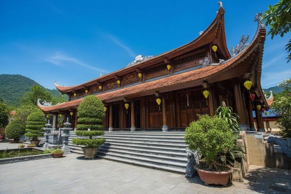 Chùa Cầm Sơn là ngôi chùa cổ hơn 600 năm tuổi tọa lạc trên núi Thiên Cầm.